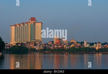 Tranquillo Lago a Truc Bach Lake relax acqua di fiume al tramonto in Hanoi Vietnam Foto Stock