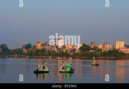 Tranquillo Lago a Truc Bach lago con cigni relax acqua di fiume al tramonto in Hanoi Vietnam Foto Stock