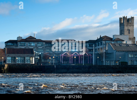 Limerick city hall con la Cattedrale di St Mary per la parte posteriore. Repubblica di Irlanda Foto Stock