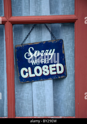 Il vecchio ci dispiace non sono closed shop segno nella finestra Foto Stock