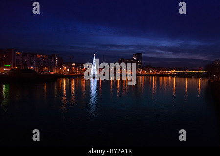 Limerick il lungomare della citta' sul fiume Shannon estuario di notte con l'albero di Natale illuminato Foto Stock