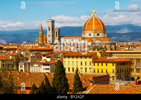 Tetto vista superiore della torre belll e la cupola del Duomo di Firenze Duomo, Basilica di Santa Maria del Fiore, Firenze Italia Foto Stock