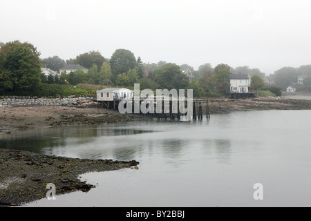 Una casa isolata e dock sedere fuori durante la bassa marea in Acadia, Maine. Foto Stock