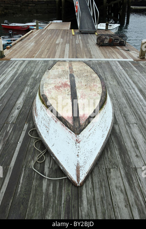 Una barca a remi si trova su acceso un dock per asciugare in Acadia, Maine. Foto Stock