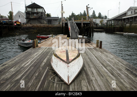 Una barca a remi si trova su acceso un dock per asciugare in Acadia, Maine. Foto Stock