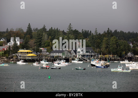 Barche a vela deriva in acque aperte del Parco Nazionale di Acadia in Acadia, Maine. Foto Stock