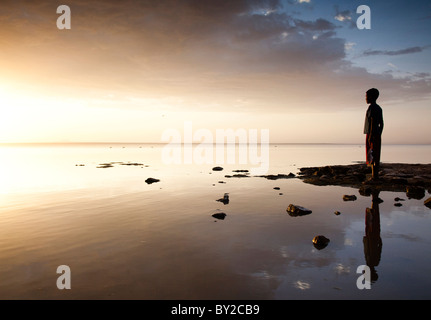 Un giovane ragazzo etiope tiene il suo pescato sulle rive del lago Langano, Etiopia. Foto Stock