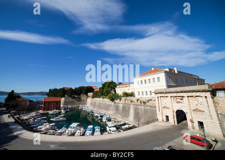 Piccolo porto e ingresso ( Land Gate) alla città di Zara in Croazia Foto Stock