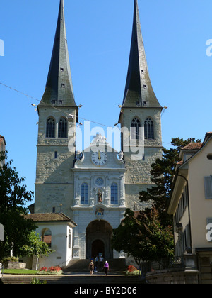 ST. LEODEGAR HOF CHIESA LUZERN SVIZZERA Lago di Lucerna SVIZZERA LUZERN SVIZZERA 21 Settembre 2010 Foto Stock