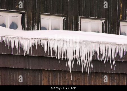 Eiszapfen am Haus - ghiacciolo sulla casa 01 Foto Stock