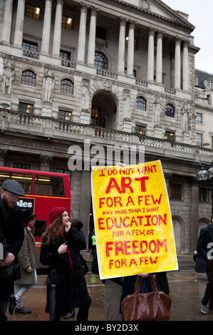 Regno Unito intonso protestare contro il governo tagli di spesa al di fuori della Banca d'Inghilterra, Londra Foto Stock