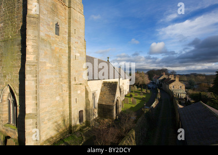 La Chiesa di San Nicola dalla torre di Marmion Tanfield West Yorkshire del Nord Inghilterra Foto Stock