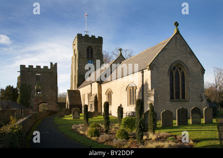 La Chiesa di San Nicola e la torre di Marmion Tanfield West Yorkshire del Nord Inghilterra Foto Stock