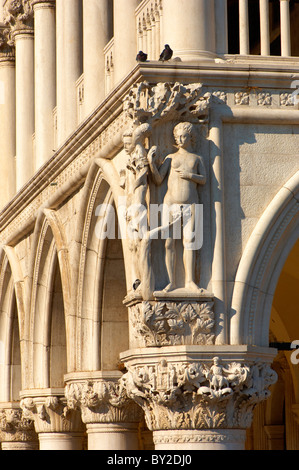Statua di Adam & Eve - Il Palazzo Ducale - Venezia Italia. Foto Stock