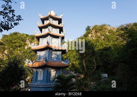 Pagoda da un tempio buddista in montagne di marmo da Danang in Vietnam Foto Stock