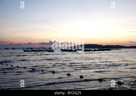 Lunga coda di barche SUNSET Ao Nang Beach Krabi Krabi Thailandia Ao Nang Beach Krabi Thailandia 27 Marzo 2010 Foto Stock