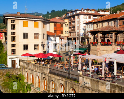 Edifici tradizionali nella città di Potes in Picos de Europa in Cantabria Spagna settentrionale Foto Stock