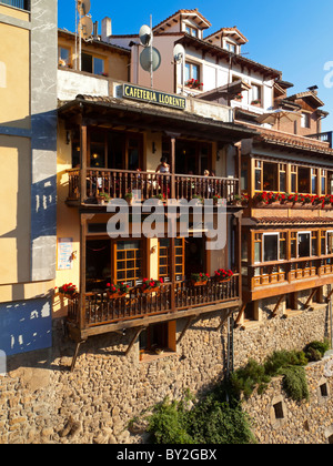 Edifici tradizionali nella città di Potes in Picos de Europa in Cantabria Spagna settentrionale Foto Stock