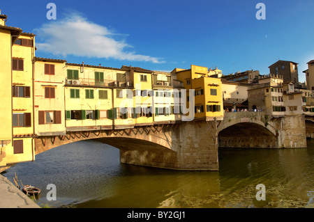 Il Ponte Vecchio sull'Arno, Firenze, Italia. Foto Stock