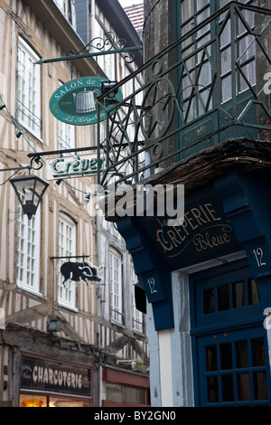 Shop fronti su Thouret Street, Rouen, Normandia, Francia Foto Stock