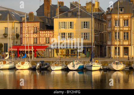 Porto in scena con yaughts. Honfleur, Normandia, Francia. Foto Stock