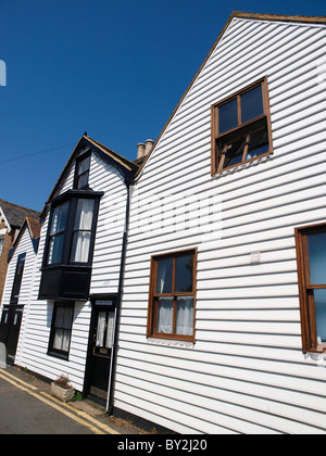 Tradizionale dipinto di bianco in legno rivestito di Shiplap house Sea Wall whitstable kent Foto Stock