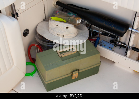 La pesca hat, tackle box, esche e strumenti da pesca alla rinfusa memorizzati su una barca Foto Stock