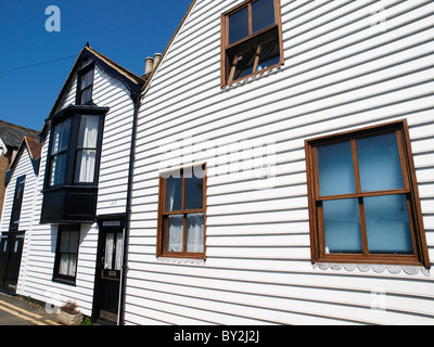 Tradizionale dipinto di bianco in legno rivestito di Shiplap house Sea Wall whitstable kent Foto Stock