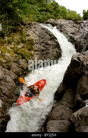 Vista aerea di un kayaker scendendo per una stretta e ripida rapida. Foto Stock