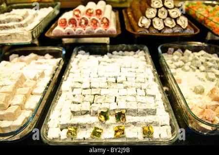 Turkish Delight Lokum Confectionary Istanbul Turkey // ISTANBUL, Turkey — Un negozio di dolciumi lokum (Turkish Delight) a Istanbul, Turchia. L'esposizione mostra un vivace assortimento di questi dolci tradizionali, tra cui vari sapori e ripieni come le noci, tutti spolverati con zucchero a velo. Foto Stock