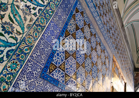 ISTANBUL, Turchia / Türkiye — piastrelle di ceramica ornate che rivestono le pareti della camera del pubblico (nota anche come camera delle petizioni) (in turco: Arz Odası). Questa era la sala principale del trono del Palazzo Topkapi. Foto Stock