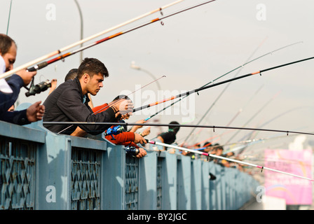 ISTANBUL, Turchia / Türkiye - pesca al largo dello storico ponte Galata di Istanbul che attraversa il Corno d'Oro. Foto Stock