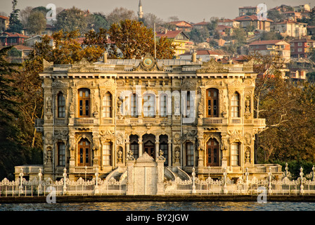 ISTANBUL, Turchia / Türkiye / Türkiye - un edificio storico ornato sulla riva asiatica dello stretto del Bosforo a Istanbul, Turchia il Bosforo, un canale vitale che collega il Mar Nero al Mar di Marmara, offre splendide scene di Istanbul con i suoi monumenti storici e la vivace attività marittima. Questo iconico stretto divide la città in lati europei e asiatici, con splendidi palazzi sul lungomare, moschee e ponti. Foto Stock