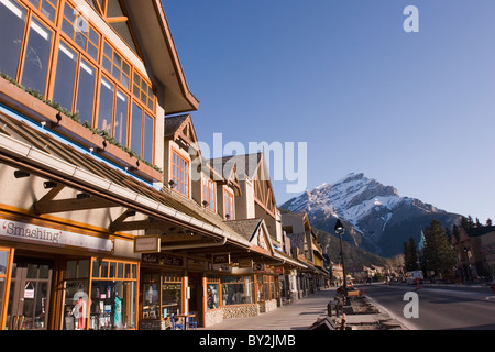 Banff sulla via principale (Banff Avenue) all'alba con la Cascade Mountain in background, il Parco Nazionale di Banff, Alberta, Canada. Foto Stock