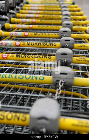 Morrisons supermercato carrelli incatenate insieme in una riga Foto Stock