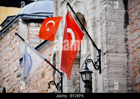 ISTANBUL, Turchia / Türkiye — la bandiera della Turchia, conosciuta in turco come Ay Yıldız (stella della luna). O Albayrak (bandiera rossa). Foto Stock