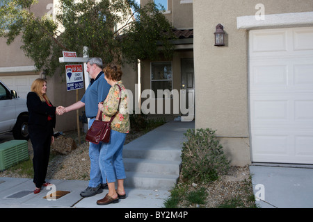 A Las Vegas real estate agent mostra case per un paio da Westenrville, New York che hanno in programma di andare in pensione in Las Vegas entro il prossimo f Foto Stock