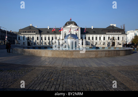 Hodzovo square con Palazzo Presidenziale, Bratislava, Slovacchia Foto Stock