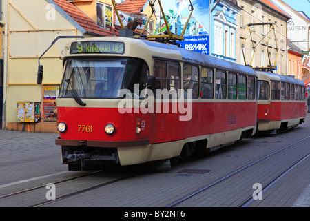 Tradizionale in rosso il tram, Bratislava, Slovacchia Foto Stock