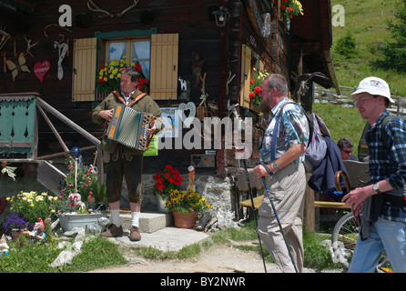 Il locatore Hans Werner Schmoelzer davanti alla Lammersdorfer Huette cabina, Millstatt, Austria Foto Stock