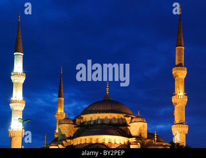 Moschea Blu minareti Istanbul Turchia // ISTANBUL, Turchia — Moschea del Sultano Ahmed (turco: Sultanahmet Camii), conosciuta popolarmente come Moschea Blu, è una moschea musulmana (sunnita) nel centro del quartiere della città vecchia di Istanbul, Sultanahmet. Fu commissionato dal sultano Ahmed i e completato nel 1616. La moschea è splendidamente illuminata al crepuscolo, mettendo in risalto le sue iconiche cupole e minareti contro il cielo blu profondo. Foto Stock
