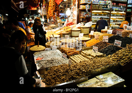 ISTANBUL, Turchia / Türkiye: Frutta secca assortita e altri oggetti in mostra davanti a un negozio accanto al Bazaar delle spezie (noto anche come Bazaar dell'Egitto) a Istanbul, Turchia. Foto Stock