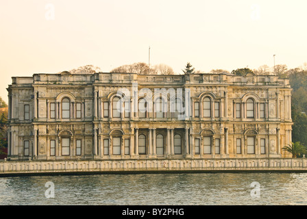 ISTANBUL, Turchia / Türkiye / Türkiye - un edificio vecchio e maestoso sulla riva asiatica dello stretto del Bosforo a Istanbul. Il Bosforo, una via d'acqua vitale che collega il Mar Nero al Mar di Marmara, offre splendide scene di Istanbul con i suoi monumenti storici e la vivace attività marittima. Questo iconico stretto divide la città in lati europei e asiatici, con splendidi palazzi sul lungomare, moschee e ponti. Foto Stock