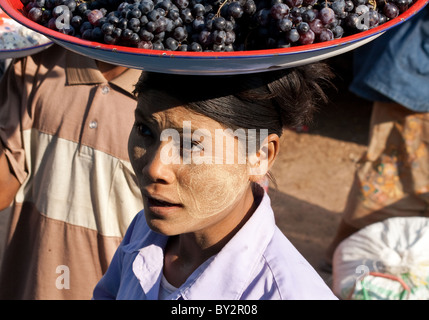 Donna birmano venditore a vendere le uve in Kyaukme, Stato Shan, Myanmar. Foto Stock