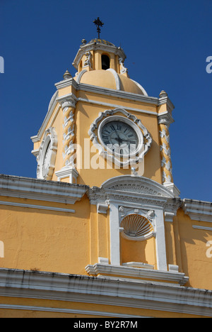 Santa Catalina Arco e la torre dell orologio in Antigua, Guatemala Foto Stock