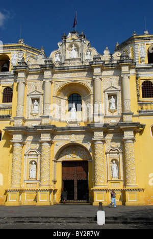 Una persona che cammina fuori di Nuestra Señora de la Merced Chiesa Antigua, Sacatepequez Reparto, Guatemala, America Centrale Foto Stock