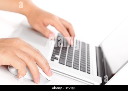 Primo piano delle dita sul mouse del computer. Foto Stock
