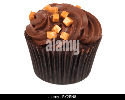 Autentica gustosa tazza di cioccolato torte con pezzi di caramello e glassa fondente dessert contro uno sfondo bianco con un tracciato di ritaglio e nessun popolo Foto Stock