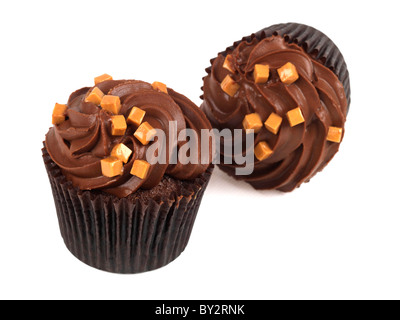 Autentica gustosa tazza di cioccolato torte con pezzi di caramello e glassa fondente dessert contro uno sfondo bianco con un tracciato di ritaglio e nessun popolo Foto Stock