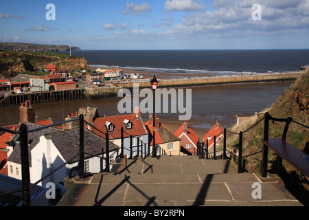 Visualizza in basso le fasi per il porto a Whitby Foto Stock